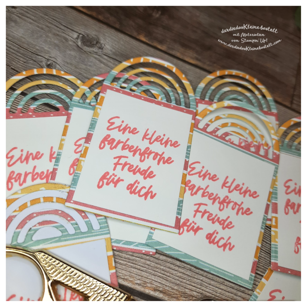 Kleine Regenbogen-Lesezeichen Detailansicht mit buntem Regenbogenpapier und Stempelabdruck "Eine kleine farbenfrohe Freude für dich"